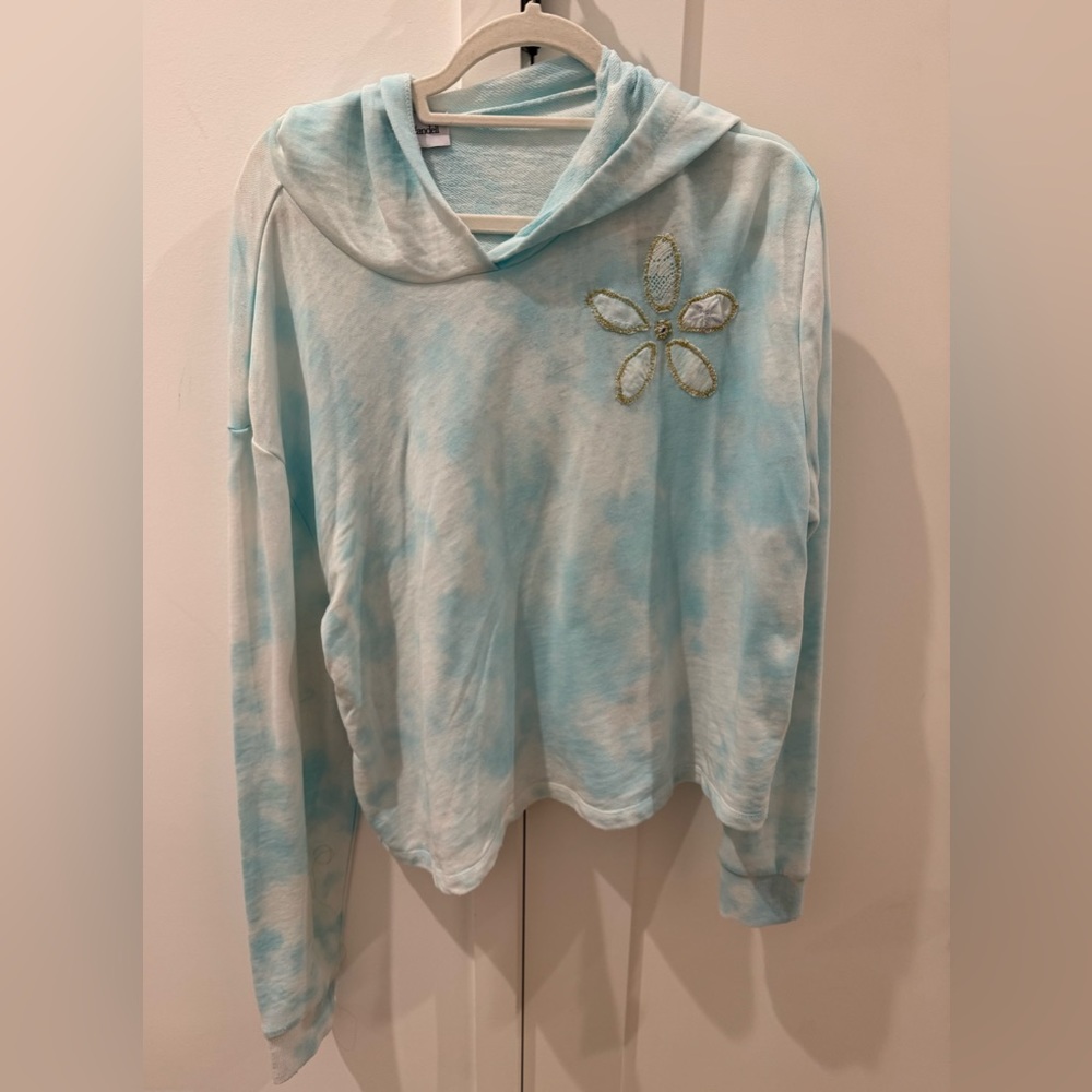 Yvette Mandell Large Flower Tie Dyed Hoodie. 💙🌊